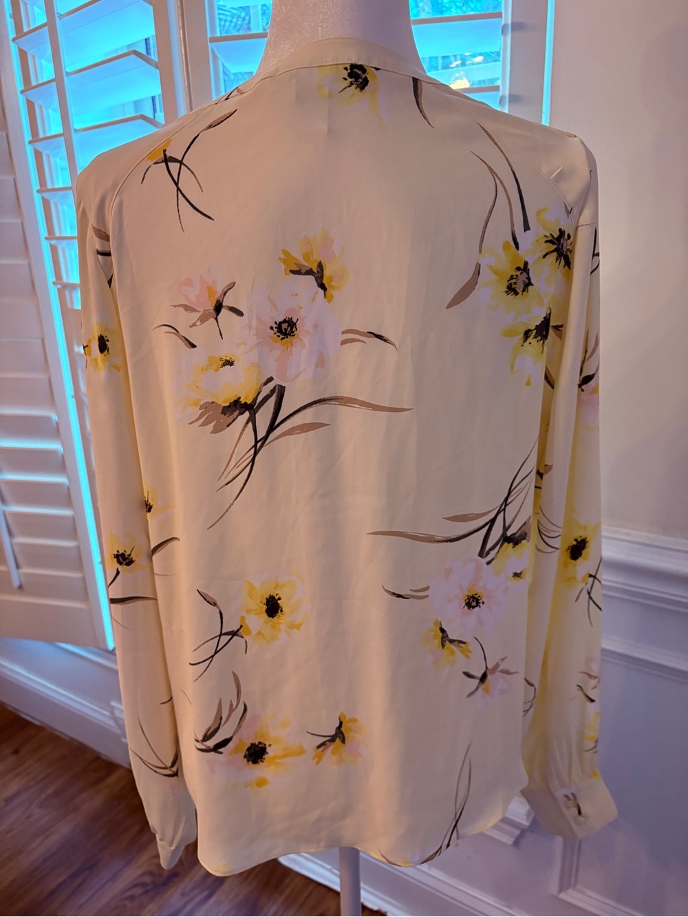 White House Black Market Pale Yellow Floral V-Neck Blouse - Picture 7 of 10
